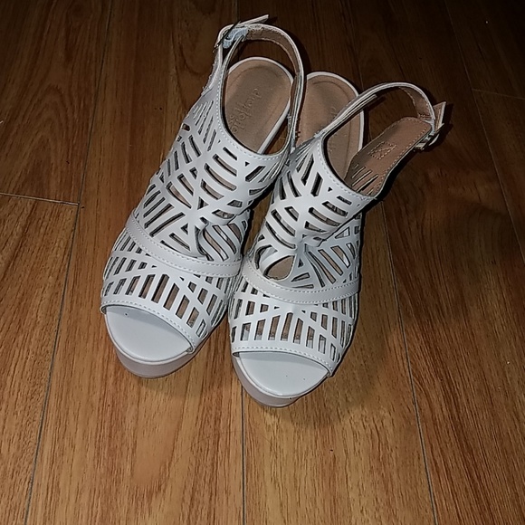 Charlotte Russe Cream Wedge Size 7 - Picture 3 of 7